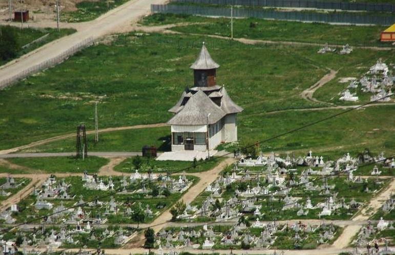 Biserica - vedere exterioară